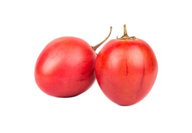 Beyaz arka plan üzerinde iki olgun ve lezzetli meyve tamarillo