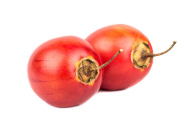 Beyaz arka plan üzerinde izole iki taze meyve tamarillo