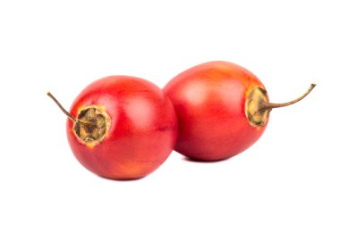 Beyaz arka plan üzerinde iki olgun egzotik meyve tamarillo