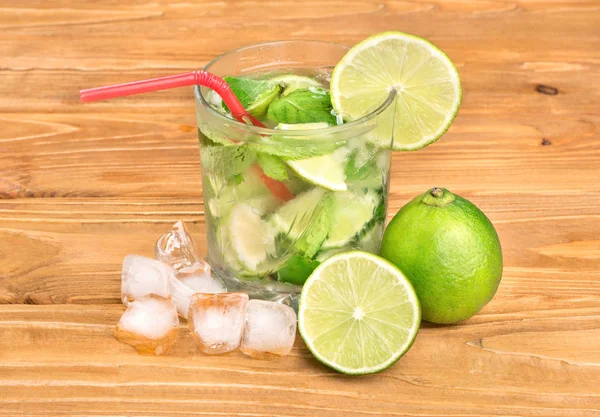 Verse Mojito Cocktail Met Ingrediënten Tafel — Stockfoto