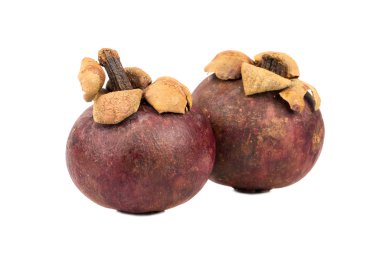 İki olgun meyve mangosteen beyaz arka plan üzerinde izole
