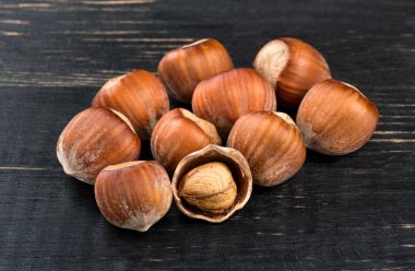 Birkaç fındık kabuğundaki ahşap arka plan üzerinde