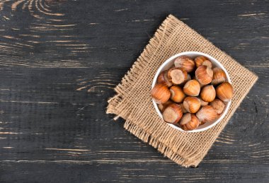 Ham fındık kabuğundaki çul ve tablo, üstten görünüm ile kase