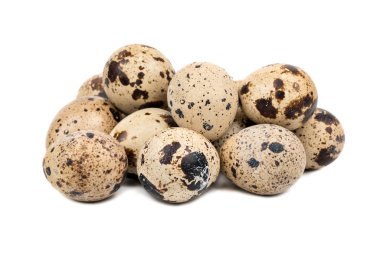 Beyaz arka plan üzerinde küçük demet taze Bıldırcın yumurta