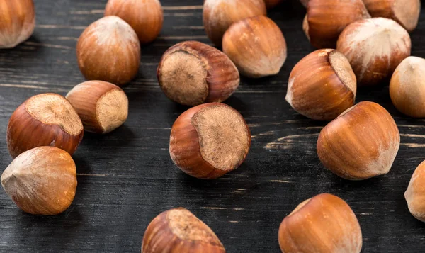 Avellanas Frescas Dispersas Cáscara Sobre Fondo Madera — Foto de Stock