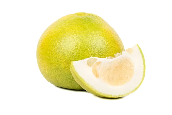 Dilim beyaz zemin üzerine taze meyve oroblanco