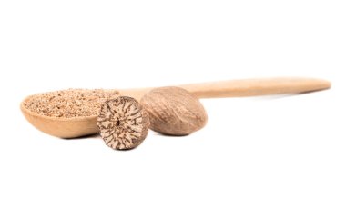 Tahta kaşık Hindistan cevizi baharat beyaz arka plan üzerinde izole ile