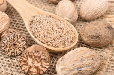 Çuval bezi üzerinde dağınık Fındıklı kaşık içinde baharat küçük hindistan cevizi