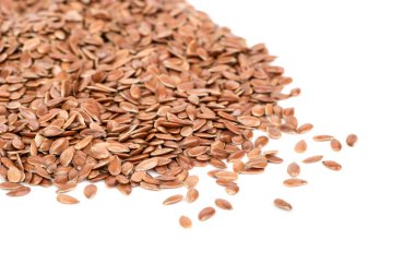 Beyaz arka plan yakın çekim dağınık keten tohumu