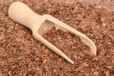 Tahta kaşık keten tohumu yakın çekim dağınık yığını