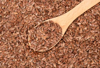 Yakın çekim, en iyi görünümü küçük tahta kaşık için dağılım keten tohumu