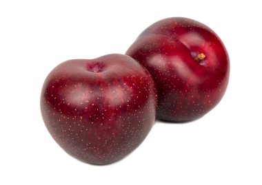 İki büyük lezzetli kırmızı Erik beyaz arka plan üzerinde izole