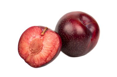 Beyaz arka plan üzerinde sulu yarısı büyük kırmızı Erik