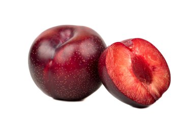 Beyaz arka plan üzerinde sulu yarısı büyük kırmızı Erik