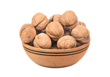 Ceviz kabuğu ve beyaz zemin üzerine ahşap kase