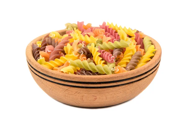 彩色面食 Fusilli 在白色背景的木碗里 — 图库照片
