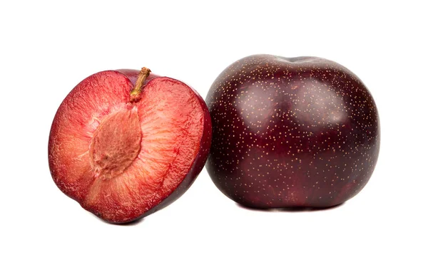 Ciruela Roja Grande Con Jugosa Mitad Sobre Fondo Blanco — Foto de Stock