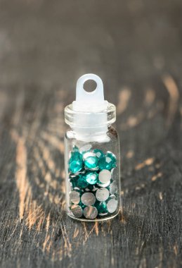 Şişe masanın üzerinde tırnak tasarımı için güzel pullu