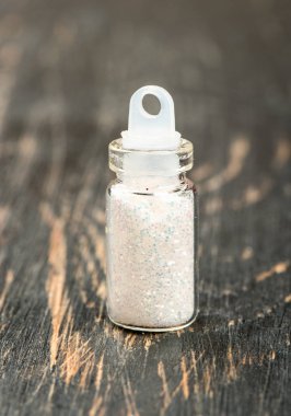 Beyaz glitter makyaj masada küçük bir şişe içinde
