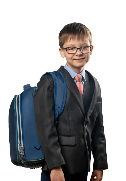 男孩戴着眼镜 背着一个背包在白色的背景上 — 图库照片