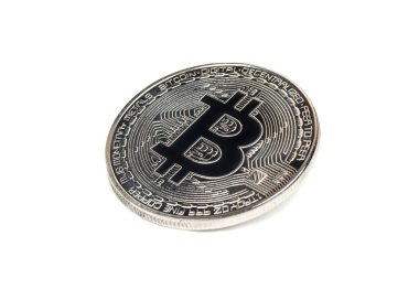 Beyaz arka plan üzerinde izole gümüş sikke bitcoin
