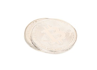 Beyaz bir arka plan üzerinde iki adet gümüş sikke bitcoin