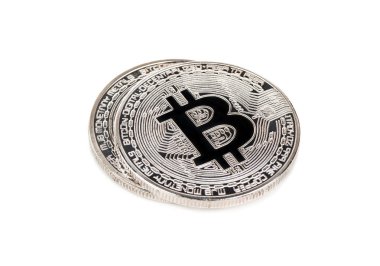 Beyaz bir arka plan üzerinde iki adet gümüş sikke bitcoin