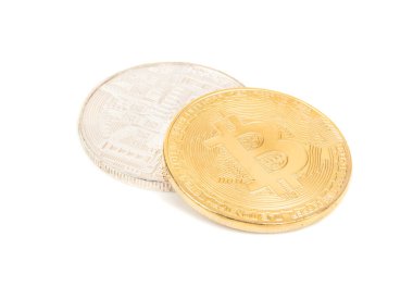 Bitcoin altın ve Gümüş sikkeleri üzerinde beyaz bir arka plan
