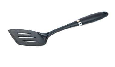 Siyah plastik mutfak spatulası beyaz arkaplanda izole edilmiş.
