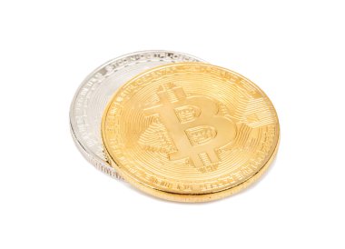 Bitcoin altın ve Gümüş sikkeleri üzerinde beyaz bir arka plan