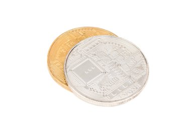 Bitcoin altın ve Gümüş sikkeleri üzerinde beyaz bir arka plan