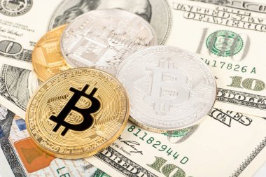 Gümüş ve altın sikke bitcoin dolar ile yakın