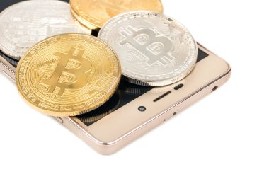 Smatrphone bitcoin yakın çekim altın ve gümüş paralar ile