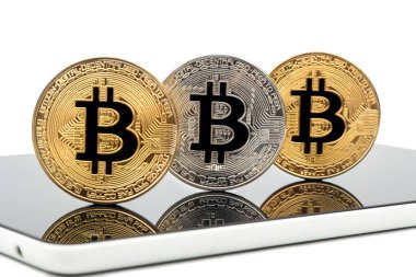 Altın ve gümüş bitcoin sikke tablet üzerinde Kapat