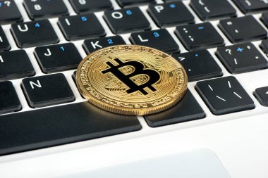 Altın bitcoin sikke üzerinde klavye yakın çekim