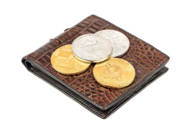 Bitcoin cüzdan beyaz zemin üzerine altın ve gümüş paralar