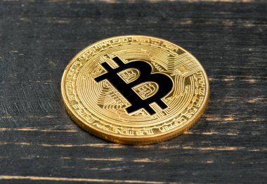 Altın bitcoin sikke ahşap arka plan üzerinde