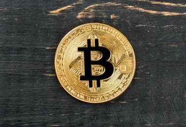 Altın bitcoin sikke üzerinde ahşap arka plan, üstten görünüm