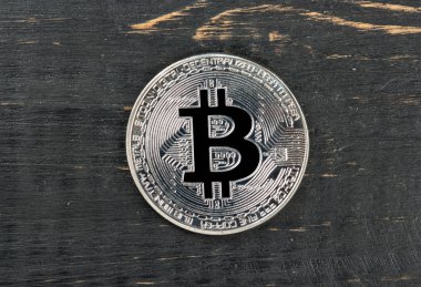 Gümüş bitcoin sikke üzerinde ahşap arka plan, üstten görünüm