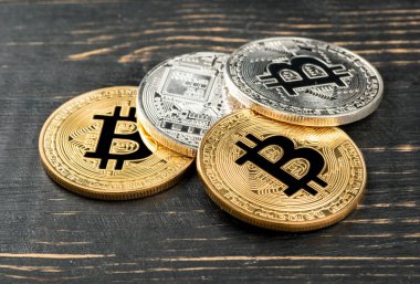 Altın ve gümüş paralar bitcoin closeup masada