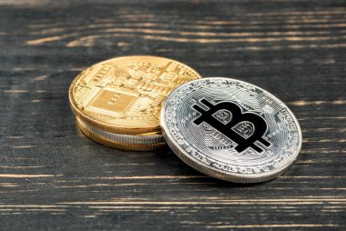 Bitcoin masada yığın altın ve gümüş sikke