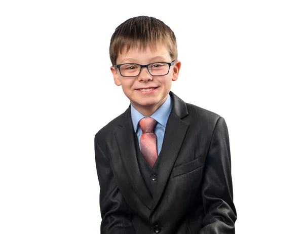 白い背景の上のスーツで笑顔の男子生徒の肖像画 — ストック写真
