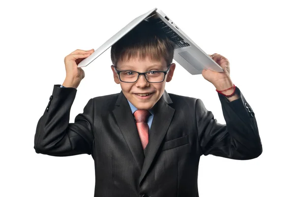 Vrolijke Schooljongen Gekleed Een Hoofd Van Laptop Een Witte Achtergrond — Stockfoto