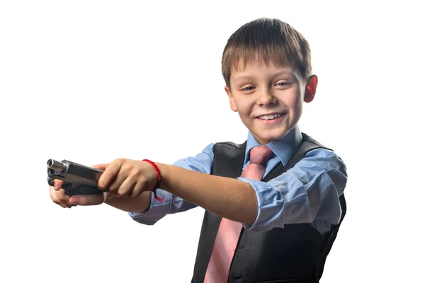 Boy Mengisi Ulang Pistol Pada Latar Belakang Putih — Stok Foto