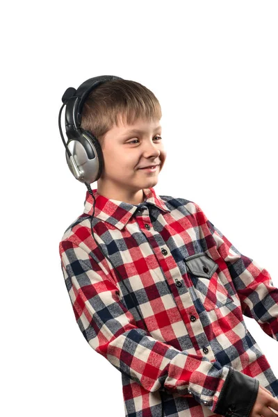 少年が白い背景の上のヘッドフォンで音楽を楽しんでいます — ストック写真