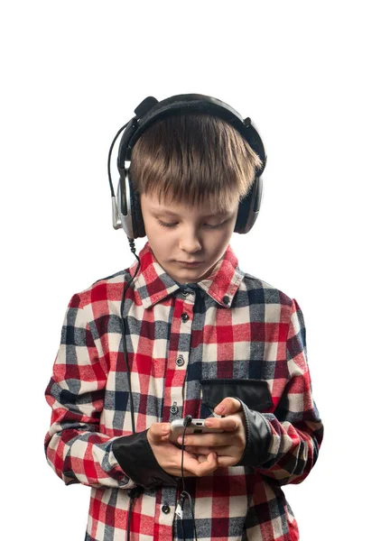 Αγόρι Ακούτε Μουσική Στα Ακουστικά Ένα Smartphone Λευκό Φόντο — Φωτογραφία Αρχείου