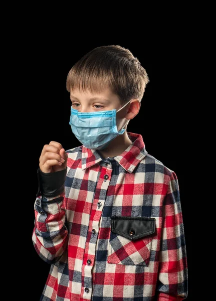 Zieke Jongen Medische Masker Hoest Zwarte Achtergrond — Stockfoto