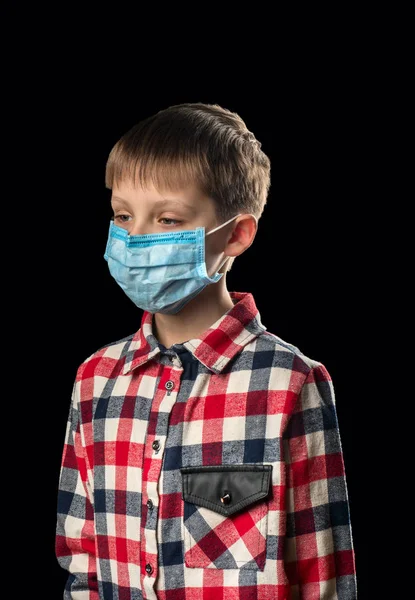 Zieke Jongen Een Medische Masker Een Zwarte Achtergrond — Stockfoto