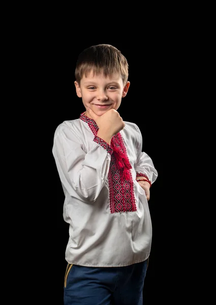 Menino Bonito Uma Camisa Ucraniana Tradicional Branca Fundo Preto — Fotografia de Stock