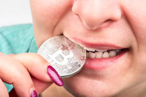 Femme Vérifie Une Pièce Argent Bitcoin Sur Dent — Photo
